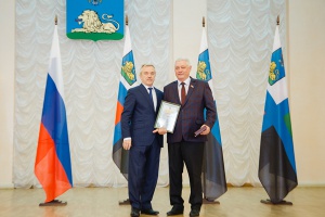 Депутаты и сотрудники аппарата областной Думы удостоены региональных наград