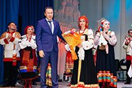 Геннадий Щербина поздравил старооскольский ансамбль песни и танца «Завалинка» с 25-летием