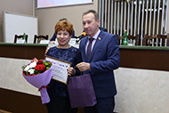 Геннадий Щербина вручил Благодарность депутата облдумы старооскольским журналистам