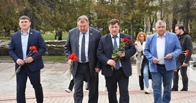 В память о геноциде советского народа нацистами в годы Великой Отечественной депутаты возложили цветы к мемориалу в Парке Памяти в Белгороде