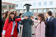 Новую контактную скульптуру «Вручение диплома» открыли к 143-летию БелГУ