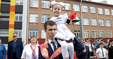 Депутаты облдумы поздравили выпускников Белгородской области с окончанием школы