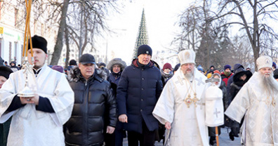 Светлый праздник Рождества Христова в Белгороде встретили Крестным ходом и молебном