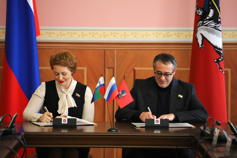 Подписание соглашения о сотрудничестве между Белгородской областной Думой и Московской городской Думой