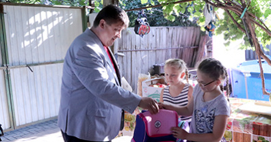 Юрий Клепиков встретился с многодетными семьями Белгорода и передал им школьные наборы 