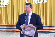 Валерий Скруг вручил Краснооктябрьской детской школе искусств сертификат на фортепиано