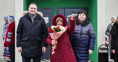 17 семей в Яковлево получили ключи от новых квартир в рамках программы переселения из аварийного жилья