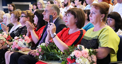 Высокие награды и душевные слова благодарности – в Белгороде поздравили социальных работников с профессиональным праздником