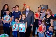 Сергей Тютюнов вручил новогодние  подарки многодетным семьям