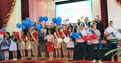 Депутаты облдумы поздравили выпускников школ региона 
