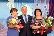 Василий Потрясаев поздравил ивнянских женщин с Днём матери