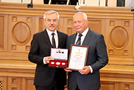 Депутаты областной Думы получили государственные и региональные награды