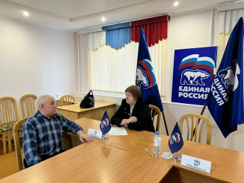 Депутаты провели личные приёмы граждан