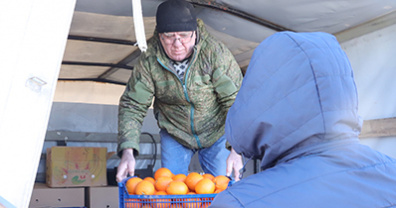 Для скорейшего выздоровления: Юрий Клепиков передал бойцам в военном госпитале свежую выпечку, фрукты и продукты питания