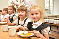 С 1 сентября 2020 года школьников начальных классов обеспечат бесплатными обедами