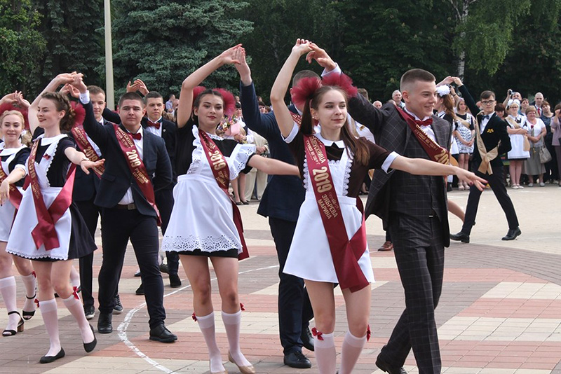 Депутаты Белгородской областной Думы поздравили белгородских школьников с завершением учебного года