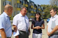 Иван Конев проинспектировал ход работ по благоустройству дворовых территорий в Белгородском районе
