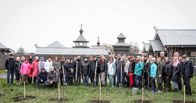 «Вклад в будущее»: руководство областной Думы, депутаты и сотрудники аппарата заложили яблоневый сад в Корочанском районе