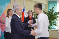 Александр Скляров вручил паспорта 15-ти юным новооскольцам