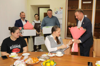  Парламентарии присоединились к поздравлениям c наступающим Днём матери