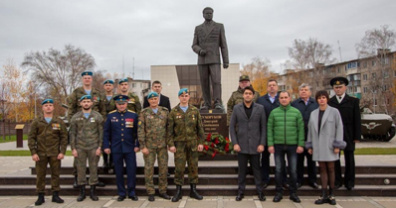 Депутаты облдумы почтили память генерала армии Д.С. Сухорукова
