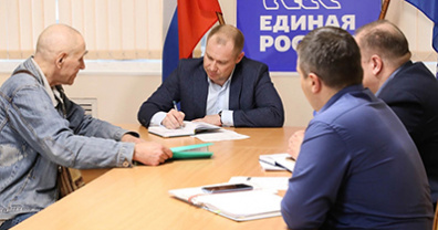 Депутаты областной Думы провели приёмы граждан